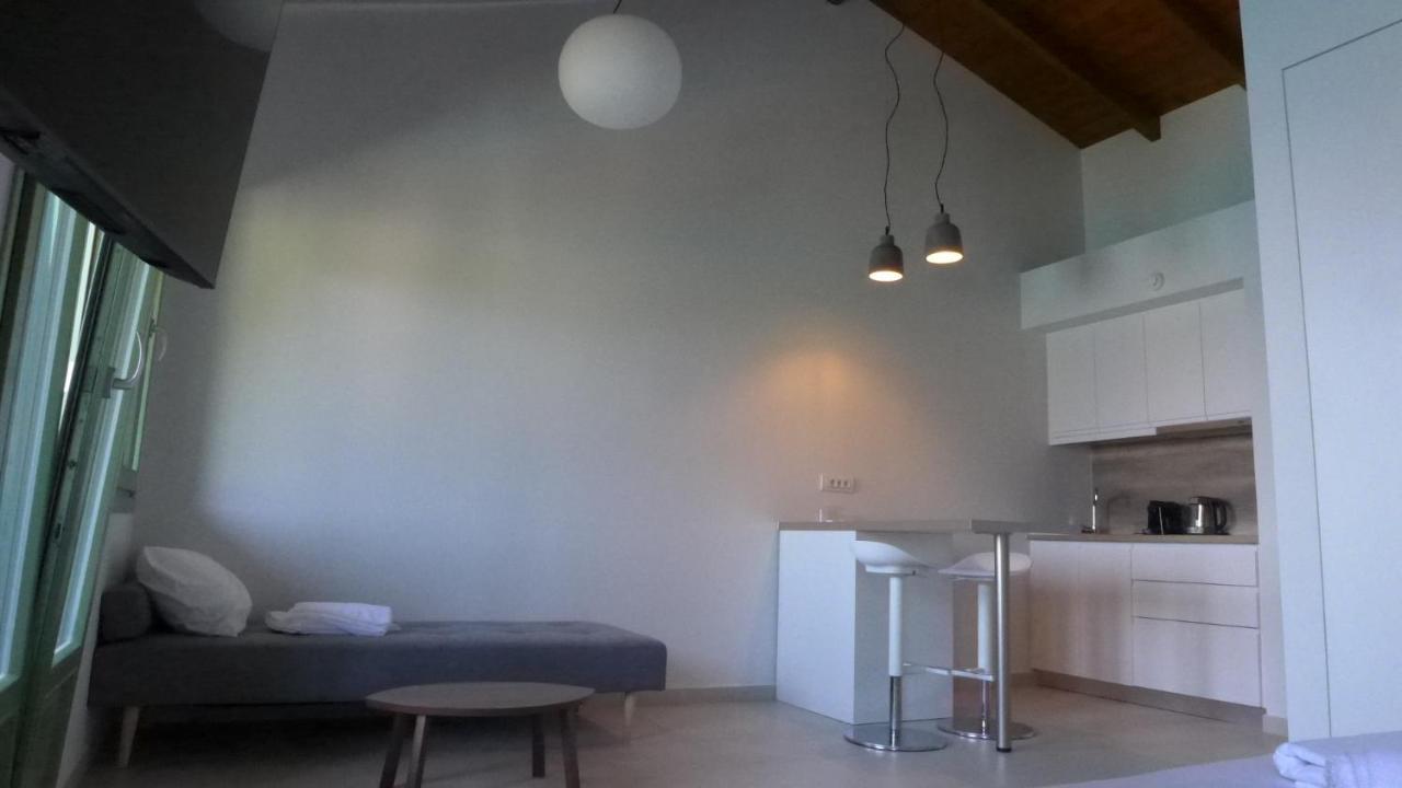 Caltabania Suites Ayios Nikitas Bagian luar foto