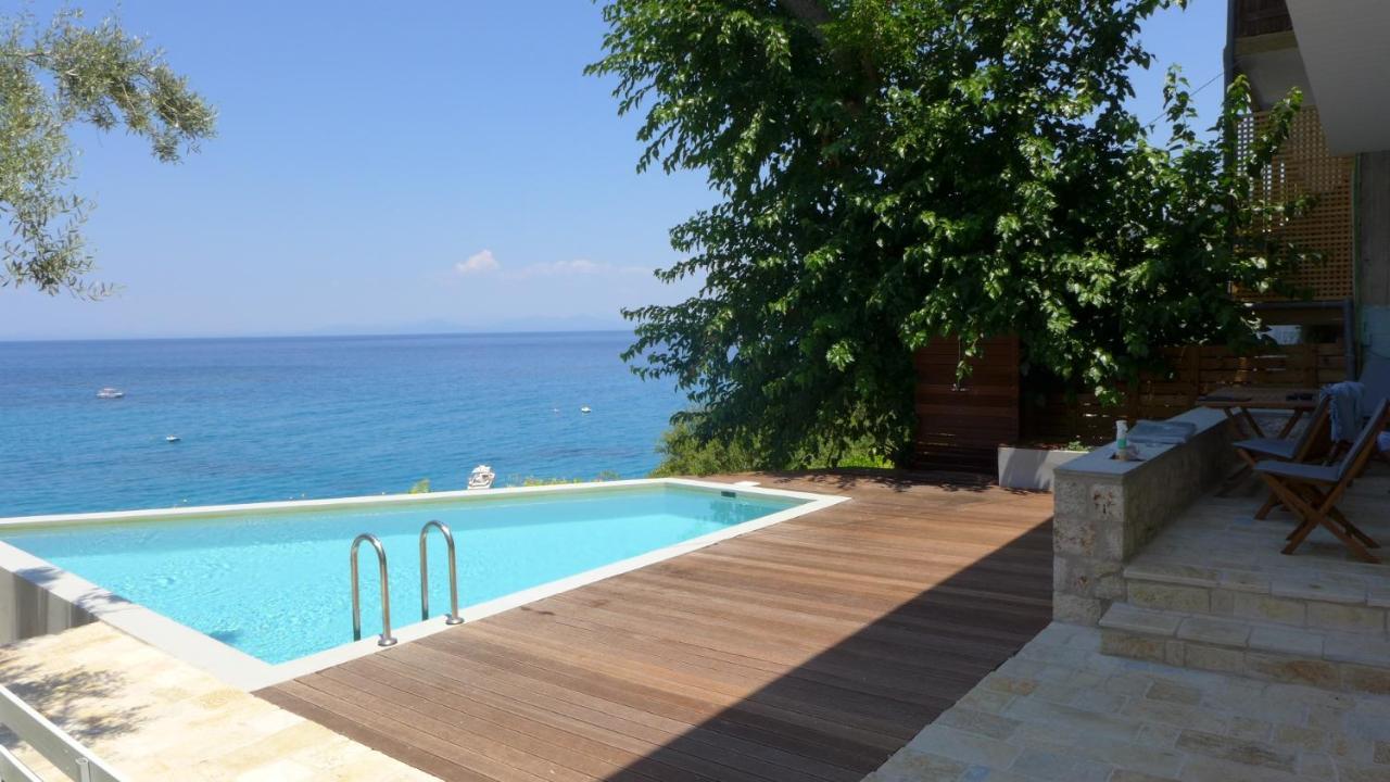 Caltabania Suites Ayios Nikitas Bagian luar foto