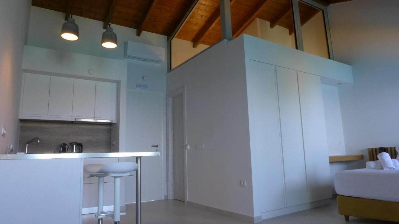 Caltabania Suites Ayios Nikitas Bagian luar foto